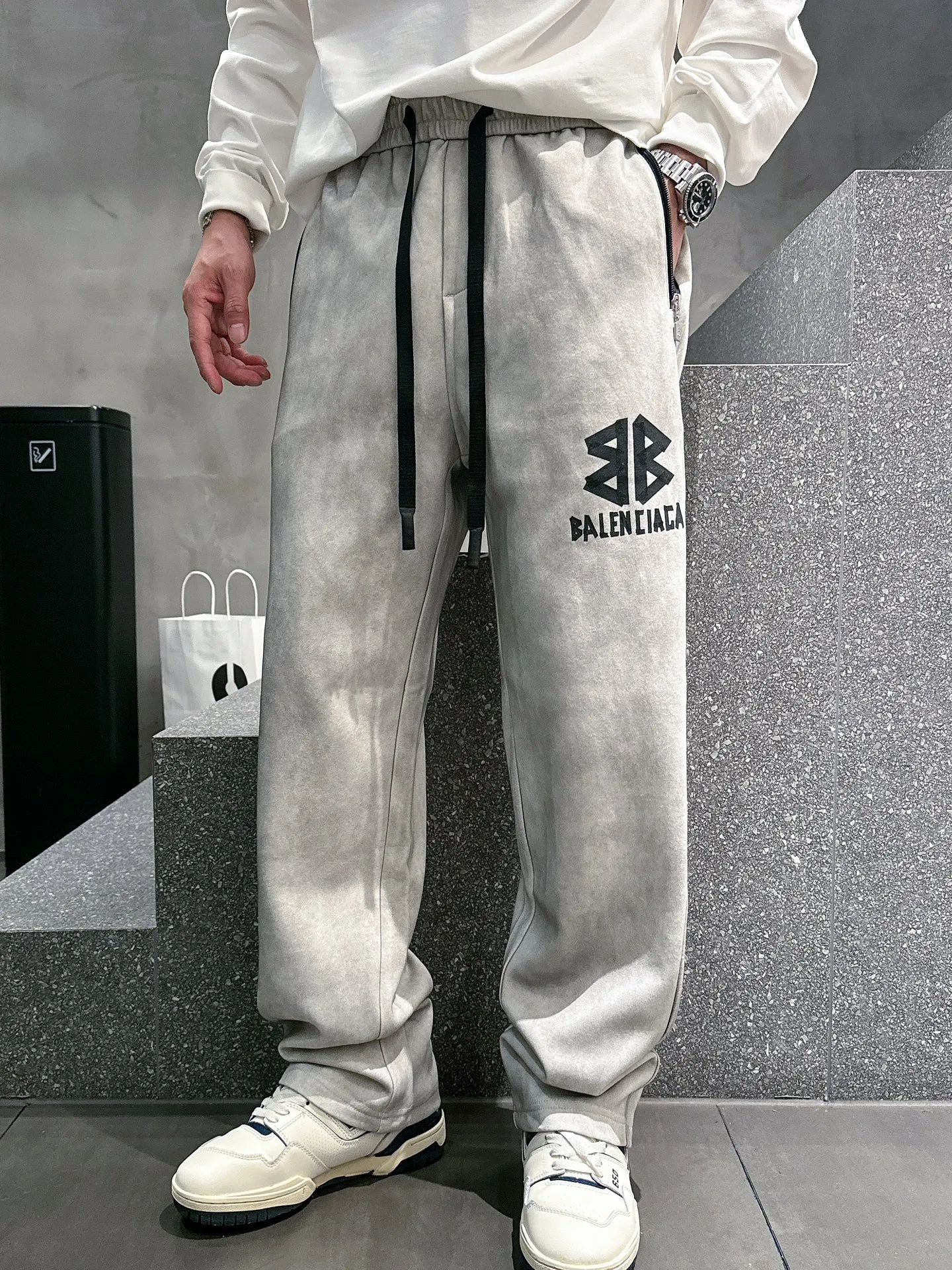 Balenciaga 🆕2026 Autumn and Winter New Arrival Casual Pants! The official website will be released simultaneously. Brand Classic LOGO casual pants, customized fabrics, excellent comfort and strong touch. Highly recognisable, perfect appearance and craftsmanship. Size:M-3XL